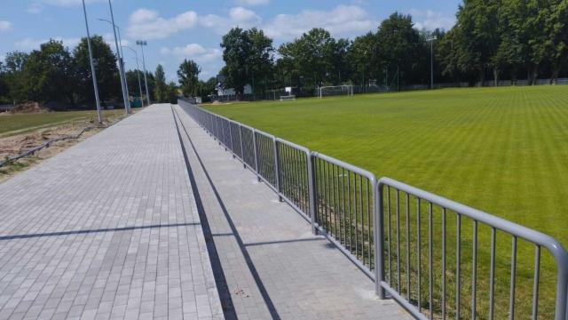 Nawierzchnia gotowa, teraz czas na trybuny. Zakończył się kolejny etap prac na Stadionie Miejskim w Dobrej, w powiecie łobeskim.