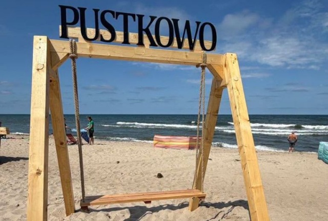 Nowa atrakcja na plażach Gminy Rewal. W Trzęsaczu, Pustkowie i Pogorzelicy pojawiły się drewniane huśtawki.