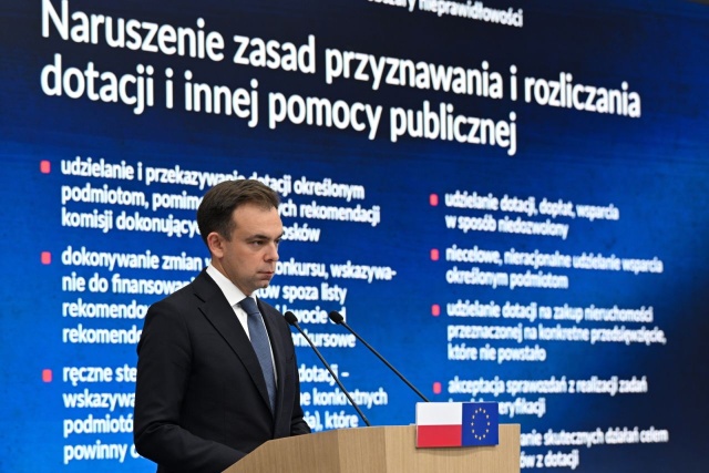120 miliardów złotych - to według Krajowej Administracji Skarbowej łączna kwota nieprawidłowości w wydatkowaniu środków publicznych za rządów Prawa i Sprawiedliwości.