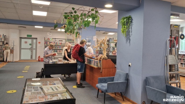 Czas urlopów sprzyja czytaniu książek, co potwierdzają pracownicy świnoujskiej Biblioteki Miejskiej. A wraz z oddawanymi książkami, w bibliotecznej szufladzie rośnie kolekcja niekonwencjonalnych zakładek.