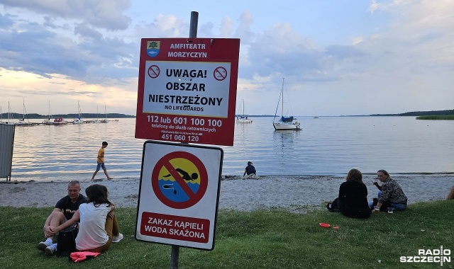 Znak o zakazie kąpieli z powodu skażenia wody pojawił się przy amfiteatrze w Morzyczynie.