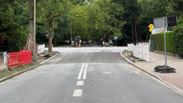 Mamy dobre informacje dla zmotoryzowanych, pasażerów komunikacji miejskiej i turystów w Świnoujściu. Służby drogowe udostępniły przejazd przez skrzyżowanie ulic Sienkiewicza i Moniuszki oraz Sienkiewicza i Piłsudskiego.