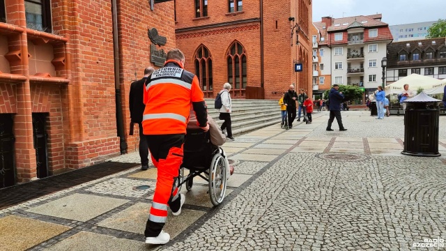 Grupa Paramedic pomaga ludziom uwięzionym we własnych domach