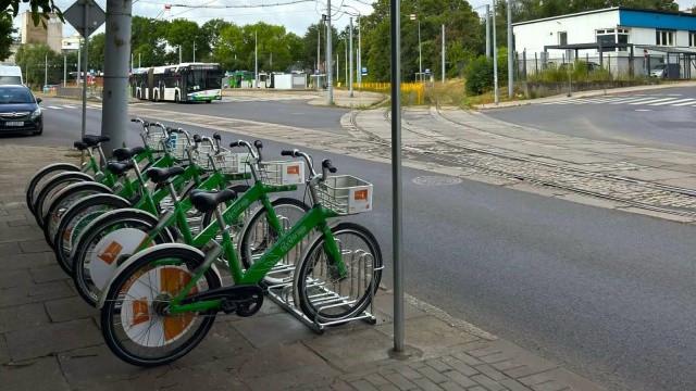 Sieć Szczecińskiego Roweru Miejskiego BikeS powiększyła się o kolejną stację. Od środy mieszkańcy mogą korzystać z nowego punktu przy pętli autobusowo-tramwajowej Ludowa.