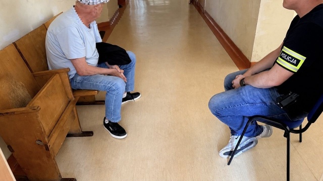 Urządzał grę w trzy kubki nad morzem - został zatrzymany przez policję. W ręce funkcjonariuszy z Kołobrzegu wpadł 65-letni mężczyzna, który zachęcał przechodniów do udziału w hazardowej grze.