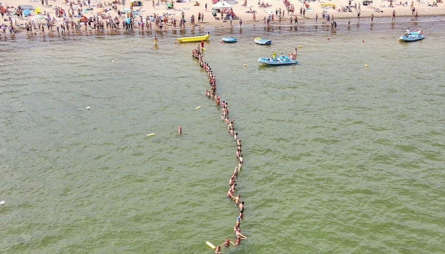 Są sytuacje gdy ratownicy WOPR potrzebują pomocy ze strony plażowiczów. Jednym z przykładów takiej współpracy jest tworzenie łańcucha życia.
