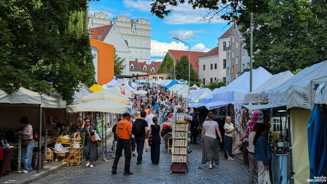 Nadszedł pierwszy dzień Jarmarku Jakubowego. Wystawcy przygotowywali się od rana, żeby o godz. 15 w czwartek powitać mieszkańców i turystów. Zaczęło się spokojnie, ale nie brakowało chętnych do odwiedzenia stoisk i spróbowania regionalnych smakołyków.