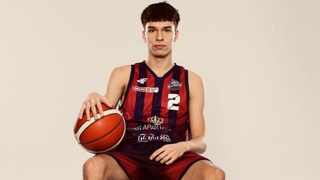 Duże wyróżnienie dla Antoniego Majcherka. Koszykarz Kinga Szczecin jest w składzie reprezentacji Polski na Mistrzostwa Europy juniorów do lat 18 dywizji B, które dziś rozpoczęły się w Chorwacji.