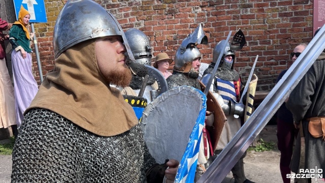 Kilkaset osób przeszło w barwnym korowodzie od Baszty Kaszanej do Pałacu w Trzebiatowie, by po raz kolejny uczcić zwycięstwo Trzebiatowian nad Gryficzanami.
