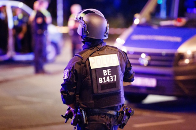 Berlińska policja opublikowała wizerunek mężczyzny, podejrzanego o wjechanie samochodem w uczestników obchodów Christopher Street Day. To 21-letni Abdul B. Podejrzany, znany służbom jako członek miejscowego środowiska islamistycznego, pozostaje na wolności.