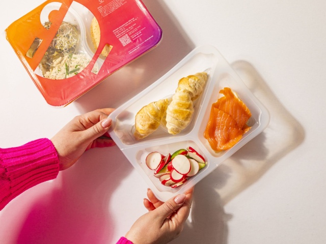 Jeszcze kilka lat temu dieta pudełkowa kojarzyła się głównie z osobami na redukcji albo sportowcami. Dziś korzystają z niej praktycznie wszyscy - od zapracowanych pracowników biurowych, przez rodziców, aż po osoby z konkretnymi zaleceniami dietetycznymi. Nic dziwnego. Gotowe, zbilansowane posiłki pozwalają zaoszczędzić sporo czasu i nie martwić się codziennym gotowaniem.