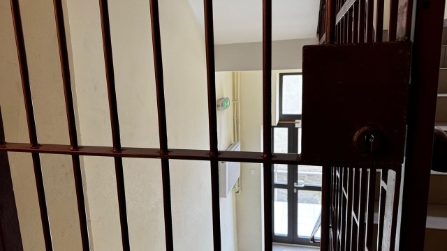 Podszyli się pod pracownika banku i wyłudzili prawie 48 tysięcy złotych. Policjanci z Kołobrzegu zatrzymali 21-latka podejrzanego o udział w oszustwie, którego ofiarą padła 68-letnia mieszkanka powiatu.