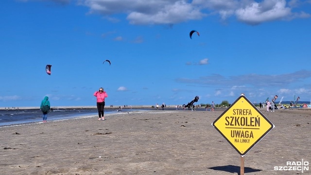 Na leżenie plackiem nad Bałtykiem, jeszcze dziś nie ma szans wiatr daje się we znaki plażującym, ale to nie oznacza braku dobrej zabawy na świnoujskiej plaży.