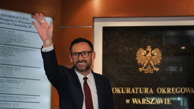 Daniel Obajtek nie przyznał się do winy i odmówił składania wyjaśnień w warszawskiej prokuraturze. Były szef Orlenu i polityk Prawa i Sprawiedliwości odpowiada w dwóch sprawach składania fałszywych zeznań i cenzurę prasy.