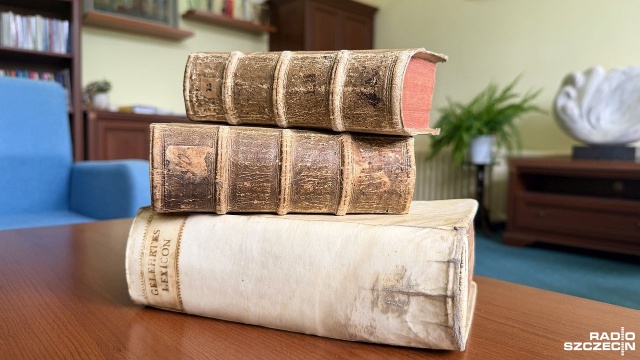 Cenne zabytki piśmiennictwa po latach wróciły do domu. Trzy unikalne starodruki, zrabowane po drugiej wojnie światowej z dawnej Biblioteki Miejskiej w Szczecinie, trafiły do zbiorów Książnicy Pomorskiej.
