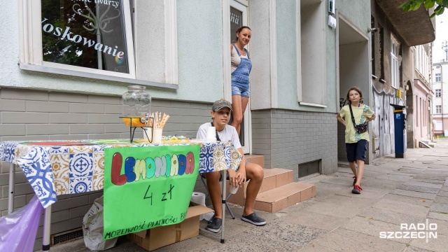 Stanowisko z lemoniadami otworzyło się na ulicy Malczewskiego przy zakładzie fryzjerskim. Młody przedsiębiorca przy wsparciu rodziców sprzedaje orzeźwiające napoje w letnie upały.