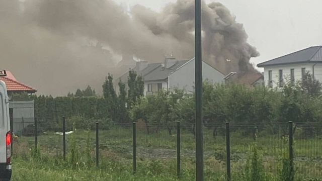 Na ulicy Nasiennej strażacy walczą z płonącym dachem.