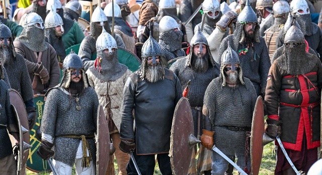 Kilkuset wojowników z tarczami i w kolczugach uczci pamięć Powstańców Warszawskich. Godzinę W co roku wspominają uczestnicy Festiwalu Słowian i Wikingów w Wolinie.