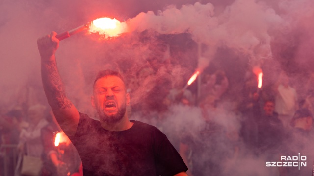 Race, okrzyki, transparenty i symbole Polski Walczącej. Na szczecińskim Placu Szarych Szeregów mieszkańcy uczcili 82. rocznicę Powstania Warszawskiego.