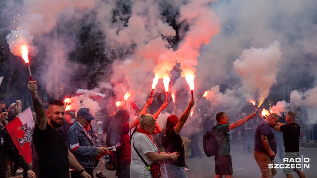 Race, okrzyki, transparenty i symbole Polski Walczącej. Na szczecińskim Placu Szarych Szeregów mieszkańcy uczcili 82. rocznicę Powstania Warszawskiego.