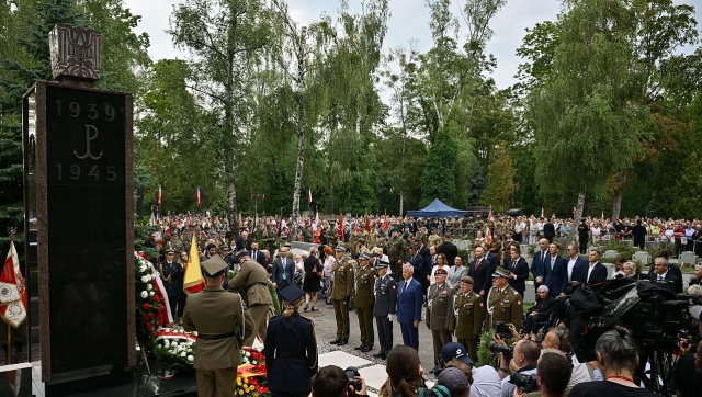 Przed pomnikiem Gloria Victis powstańcy, przedstawiciele władz państwa i mieszkańcy stolicy oddali hołd bohaterom walk o Warszawę.