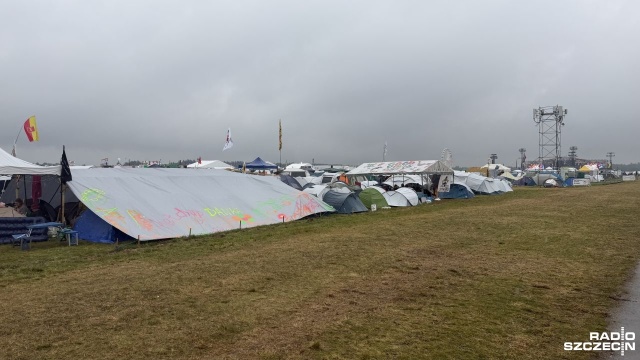 Kilkaset tysięcy osób bawiło się na 32. Festiwalu Pol039and039Rock na lotnisku Broczyno pod Czaplinkiem w województwie zachodniopomorskim. Uczestnicy opuszczają pola namiotowe nieopodal sceny.