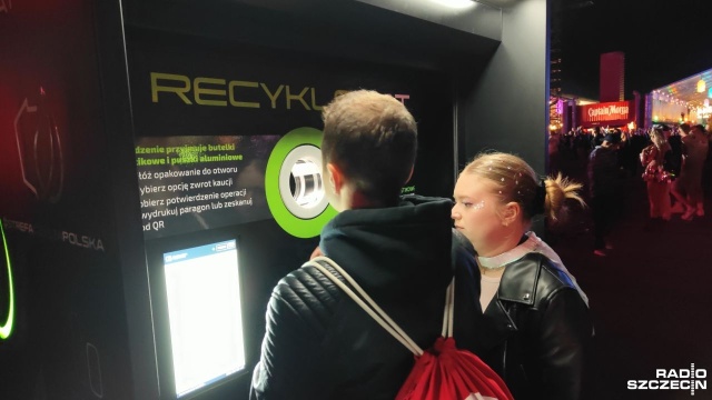 Biorąc udział w festiwalu Sunrise można wspierać chore dzieci. Wystarczy skorzystać z recyklomatu i oddać puste butelki lub puszki.