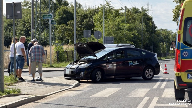 Zderzenie dwóch samochodów osobowych na skrzyżowaniu ulic Witkiewicza i Twardowskiego w Szczecinie.