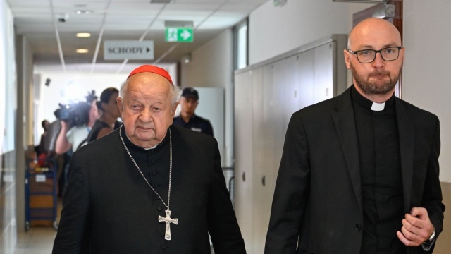 Kardynał Stanisław Dziwisz zeznawał w poniedziałek przed Sądem Okręgowym w Krakowie jako świadek w procesie wytoczonym Archidiecezji Krakowskiej przez ofiarę wykorzystania seksualnego przez księdza.