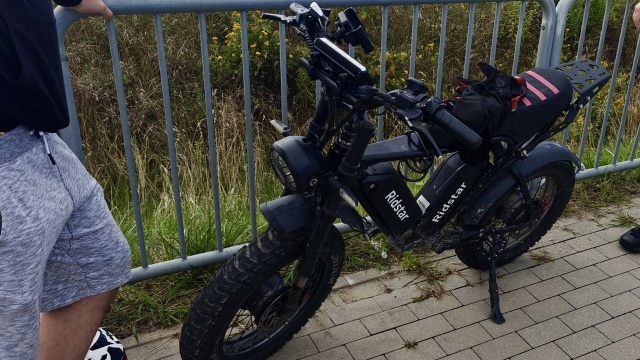 22-letni kierowca motoroweru wpadł w ręce policjantów Wydziału Ruchu Drogowego Komendy Powiatowej Policji w Goleniowie. Powód Jechał bez tablicy rejestracyjnej.