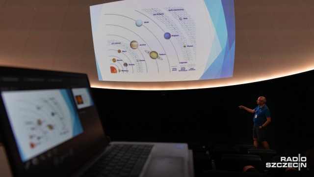 Młodzi Szczecinianie zgłębiają wiedzę z zakresu astronomii podczas warsztatów w Morskim Centrum Nauki.
