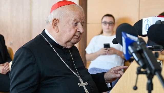Kardynał Stanisław Dziwisz stawił się w krakowskim sądzie i przez ponad godzinę zeznawał w procesie wytoczonym Archidiecezji Krakowskiej przez ofiarę księdza pedofila.