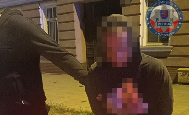 Policjanci zatrzymali dwóch mężczyzn podejrzanych o kradzieże z włamaniem do placówek handlowych.