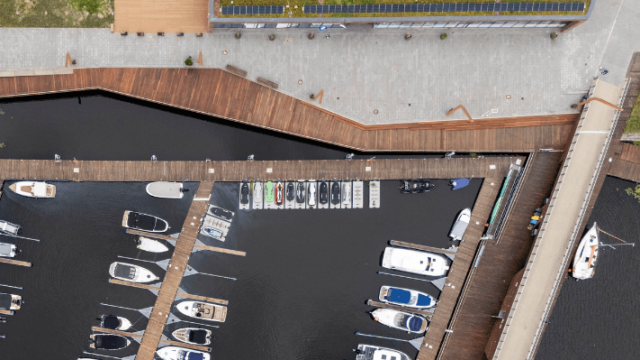 Deptak w North East Marinie na szczecińskiej Wyspie Grodzkiej zyskał nowy wygląd. Zakończył się remont obejmujący wymianę około 600 metrów kwadratowych drewnianej nawierzchni.