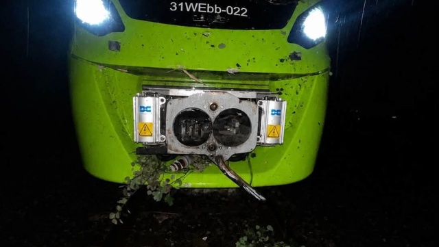 Blisko 140 pasażerów utknęło w środę wieczorem w pociągu w Łoźnicy koło Goleniowa. Skład uderzył w powalone drzewo, które uszkodziło sieć trakcyjną.