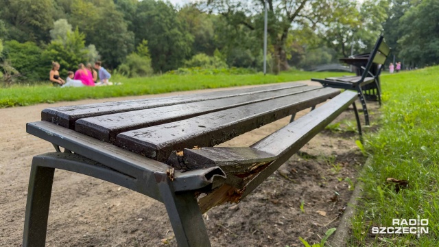 Wzdłuż jeziora Rusałka w szczecińskim Parku Kasprowicza na ławkach można usiąść, ale oprzeć się - już niekoniecznie. Ławki były niebezpieczne, więc miasto zrobiło szybki remont po swojemu i... zabrało oparcia.