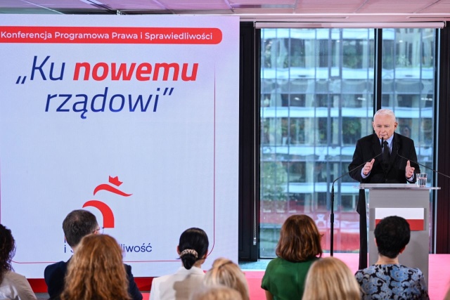 PiS zapowiada deportację Ukraińców w wieku poborowym. Chodzi o mężczyzn, którzy mieszkają w Polsce, ale nie pracują. To jeden z postulatów, jakie padły na konwencji tej partii w Warszawie.