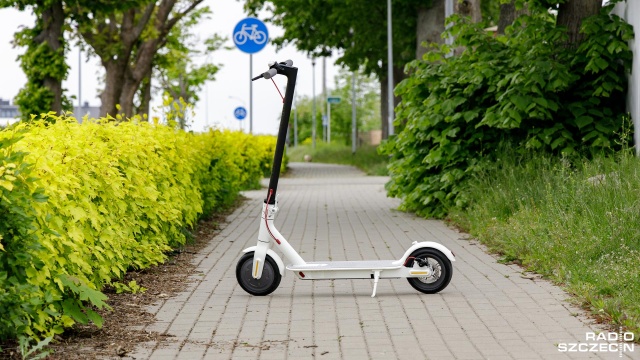 Parkingi przeznaczone dla hulajnóg to pierwszy krok samorządu Świnoujścia, by uporządkować problem porzucanych pojazdów w miejscach utrudniających ruch.
