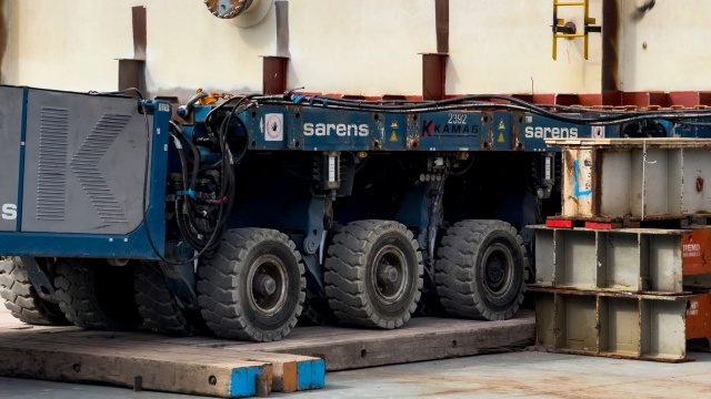 Kolejna spektakularna operacja w Stoczni Szczecińskiej Wulkan. Gigantyczna kolumna wieloosiowych platform transportowych sprowadzonych m.in. z Francji, Belgii czy Holandii pomoże zwodować ważący blisko 4000 ton trzeci element pływającego doku do lewego ramienia Odry.