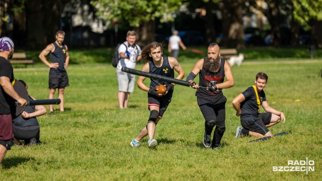Szczecinianie mogą spróbować swoich sił w juggerze. Od rana na Jasnych Błoniach odbywają się warsztaty tej dyscypliny, która jest połączeniem rugby, szermierki i zbijaka.