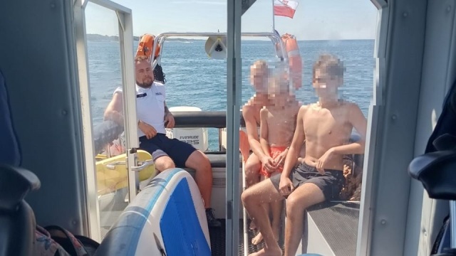 Z dziećmi na desce kilometr od brzegu i bez kamizelek