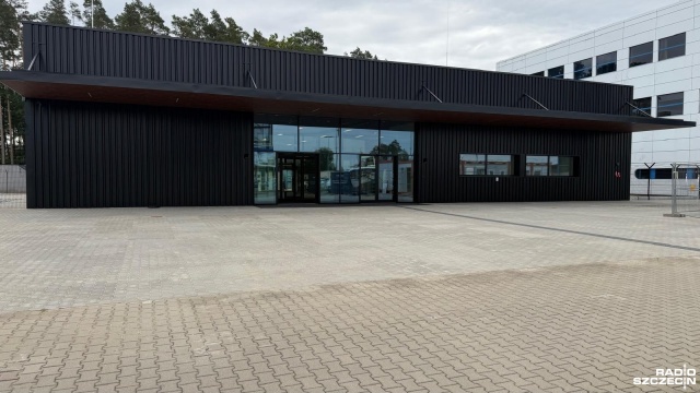 To będzie obiekt na miarę XXI wieku. Zanim jednak powstanie, konieczna będzie obsługa pasażerów w terminalu tymczasowym. Chodzi o Port Lotniczy Szczecin-Goleniów, w którym powstał budynek będący przez dwa najbliższe lata małą halą przylotów i odlotów.