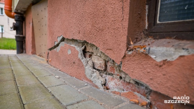 Rozpadający się budynek przy ul. Hożej z najnowszą ekspertyzą