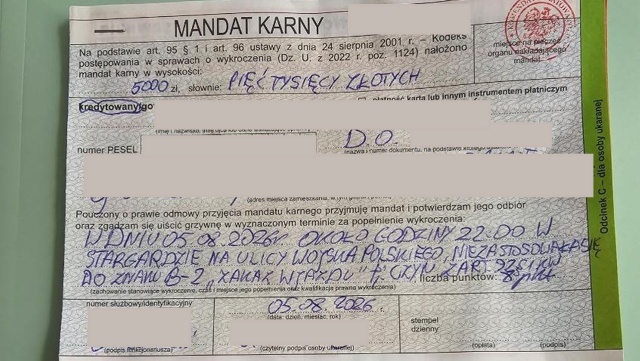 Dwa mandaty po 5 tysięcy złotych dostała 70-letnia kobieta w Stargardzie. Tydzień temu wieczorem wjechała z ulicy Konopnickiej w Wojska Polskiego - mimo zakazu skrętu i zakazu wjazdu.
