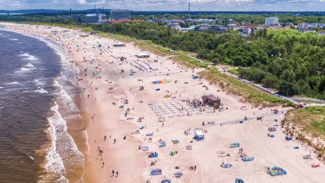 Tłumy turystów na świnoujskiej plaży przed długim weekendem