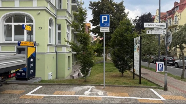 Przybywa wyznaczonych miejsc do parkowania hulajnóg w Świnoujściu.
