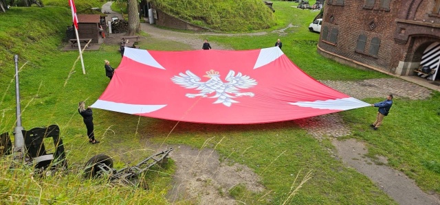 150 metrów kwadratowych biało-czerwonej nad Świnoujściem. Tyle będzie miała bandera Wojska Polskiego, która w sobotę zawiśnie na latarni morskiej.