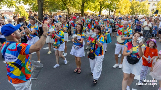 Wały Chrobrego dały się porwać sambie. W ramach Parady w Rytmie Żagli Bloco Pomerania Samba Port rozruszało publiczność podczas szczecińskiego święta morskich jednostek.