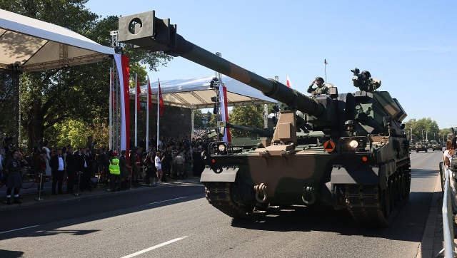 Tysiące widzów obejrzało defiladę w Warszawie. W Święto Wojska Polskiego ulicami stolicy przejechały najnowsze nabytki polskiej armii jak czołgi Abrams, a nad głowami przeleciały między innymi służące od maja samoloty F-35: