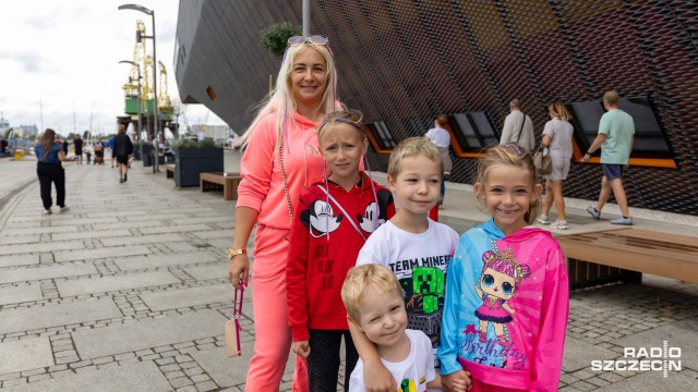 Od rana - w okolicach Łasztownii oraz Wałów Chrobrego - można zwiedzać pokłady majestatycznych jednostek, pomachać załogom opuszczającym Szczecin, również pobawić się w trakcie zaplanowanych na kilku scenach koncertów.